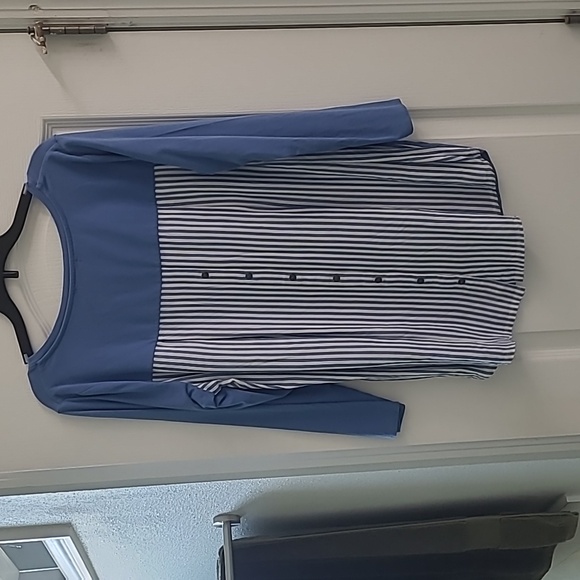 Ladies top - Picture 2 of 3